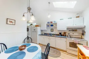 Dog-Friendly Getaway with Outdoor Firepit & Balcon - Image 5