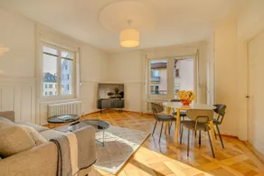 North Suite · Bright 4-Room Flat + Free Parking - Image 2