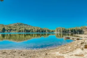 Family-friendly, lakefront getaway with a gas fire - Image 4