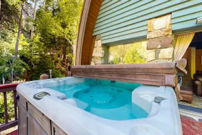 Iconic creekside mountain home with hot tub fireplaces balcony & amazing views - Image 2