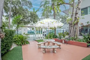 SoFi Villa #4, 1 Bedrm, Kitchen, FREE Parking - Image 2