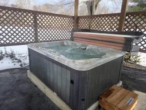The Baker Farmhouse Hot Tub Fast WiFi Hiking nearby - Image 2