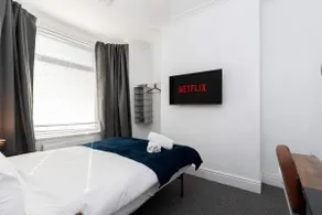 3 Double Bedrooms | 3 Bathrooms | Free WIFI - Image 3