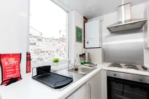 3 Double Bedrooms | 3 Bathrooms | Free WIFI - Image 4