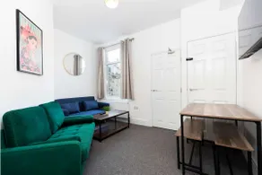 3 Double Bedrooms | 3 Bathrooms | Free WIFI - Image 2