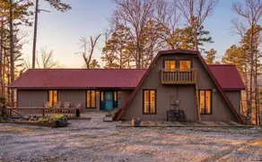 White River Escape with BBQ & Private Backyard - Image 4