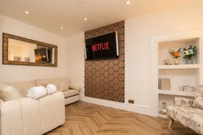 Luxe 2BR Cottage Near Edinburgh with Hot Tub - Sleeps 6 - Free Parking - Wi-Fi - Image 2