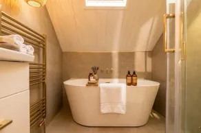 Luxe 2BR Cottage Near Edinburgh with Hot Tub - Sleeps 6 - Free Parking - Wi-Fi - Image 4