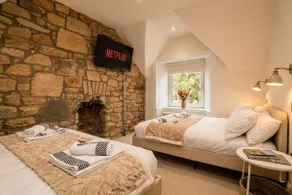Luxe 2BR Cottage Near Edinburgh with Hot Tub - Sleeps 6 - Free Parking - Wi-Fi - Image 3