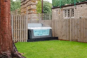 Luxe 2BR Cottage Near Edinburgh with Hot Tub - Sleeps 6 - Free Parking - Wi-Fi - Image 2