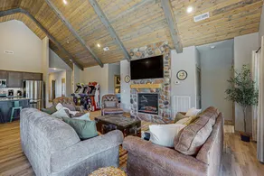 POOL & Arcade - Spacious 4BR Lodge - Near Branson - Image 3