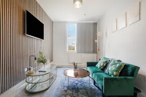 Stylish Apartments Near Heathrow Elizabeth Line - Image 2