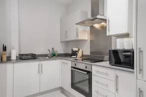 Stylish Apartments Near Heathrow Elizabeth Line - Image 4