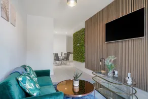 Stylish Apartments Near Heathrow Elizabeth Line - Image 3