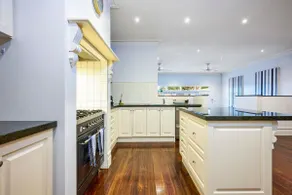 Bowen Street Family Retreat with Pool - Image 4
