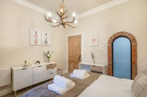 2BR with Free Parking Nr Edinburgh & Dalhousie Castle - Image 2