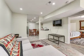 Near Bruce's Field, Downtown & Hospital! Cozy Unit - Image 5