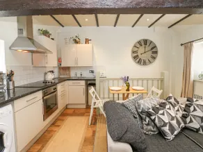 In & Out Cottage - Image 4