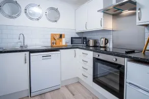 The Crows Nest - 1 Bed Apartment - Swansea Marina - Image 3