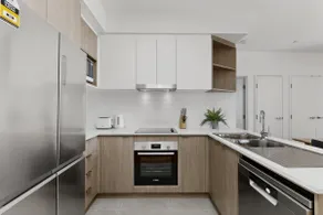 Spacious Newly 2 Bed Unit with Onsite Parking - Image 5