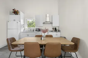 3BR Modern Gem in the Center, Near Disneyland - Image 2