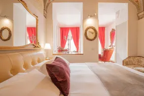 Luxury Suite with Balcony Overlooking Piazza Erbe - Image 4