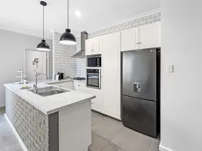 Bright 3-Bed House with Garage Parking - Image 2