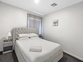 Bright 3-Bed House with Garage Parking - Image 5