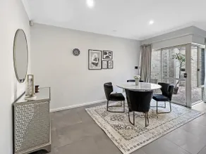 Bright 3-Bed House with Garage Parking - Image 4