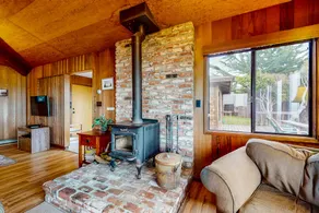 Blufftop home with fireplace & ocean views, dogs w - Image 5