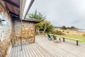 Blufftop home with fireplace & ocean views, dogs w - Image 2