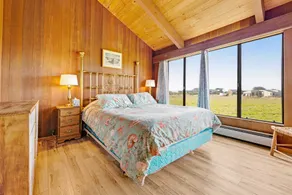 Distant ocean-view home with hot tub near Walk On - Image 5