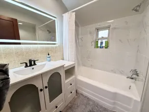 Wonderful stylish 2 King bed 1.5 bath home - Image 3