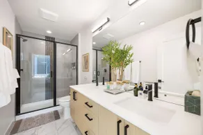 Modern 3BR City View Home w/ Near Green Lake & UW - Image 2
