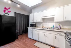 Near Downtown Sunny Sweetheart Unit - Image 3