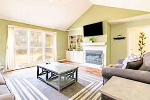 Large Family House Near Downtown & Free Parking - Image 3