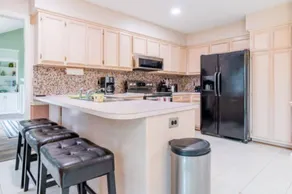 Large Family House Near Downtown & Free Parking - Image 2