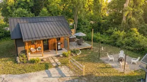 Cozy tiny home w/hot tub & firepit near the river - Image 3
