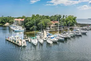 Bayfront Studio Apartment|Walk to Dining & Marina - Image 2