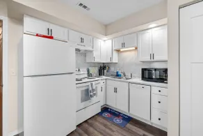 Quiet 2BR condo w/ Garage Near Zoo & Downtown - Image 3
