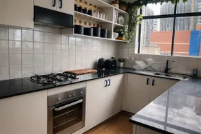 Stylish 1BDR Redfern Retreat Walk to CBD Station - Image 3