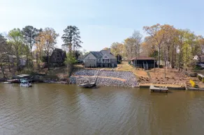 Rocky's Lake House, Exotic Home, Lake Front, deep - Image 5