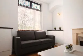 Modern House with Free Parking - Image 2
