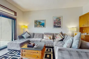 Charming 2BR Lakefront - Patio - Pool - Image 5