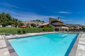 Cozy 1BR Lakeview - Balcony - Pool - - Image 2