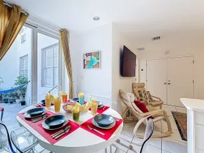 3 chambres 3 sdb 9 personnes en face de la plage dans un bâtiment art déco - Image 3