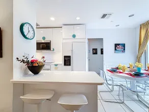 3 chambres 3 sdb 9 personnes en face de la plage dans un bâtiment art déco - Image 4