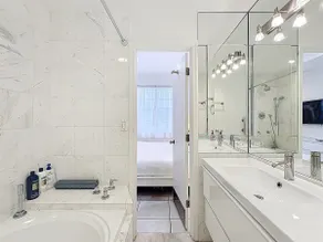 3 chambres 3 sdb 9 personnes en face de la plage dans un bâtiment art déco - Image 5
