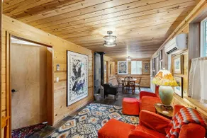 Quiet, Dog-Friendly Cabin Close to the Beach with - Image 2