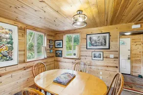 Quiet, Dog-Friendly Cabin Close to the Beach with - Image 3